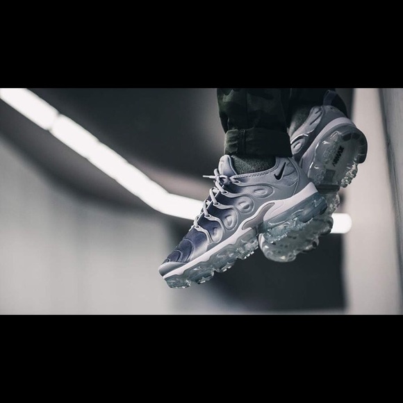 air vapormax plus silver